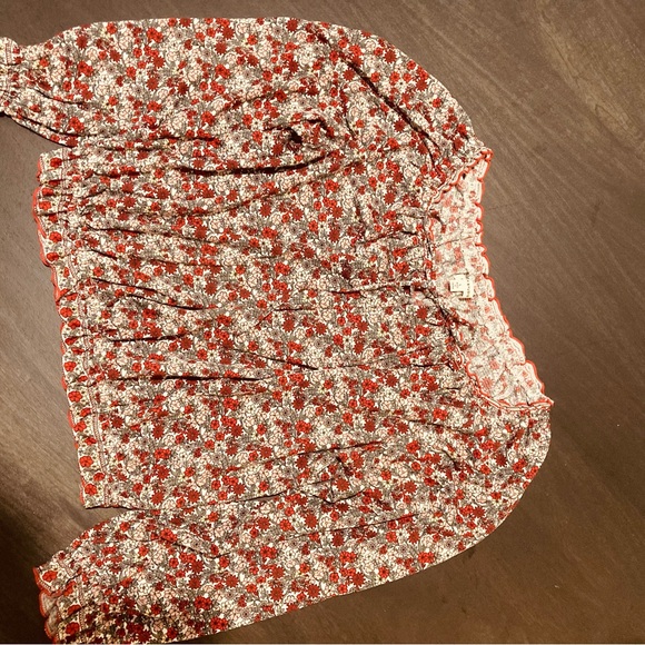 Size Large beautiful lightweight blouse of red floral pattern and long sleeves - Picture 5 of 8